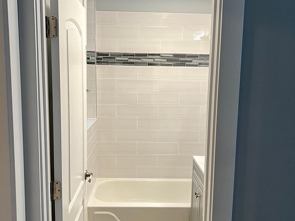 4th image of 1415-17 W Hutchinson St #G4
