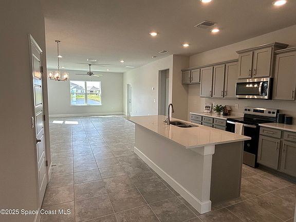 3rd image of 1050 Grantham Ln