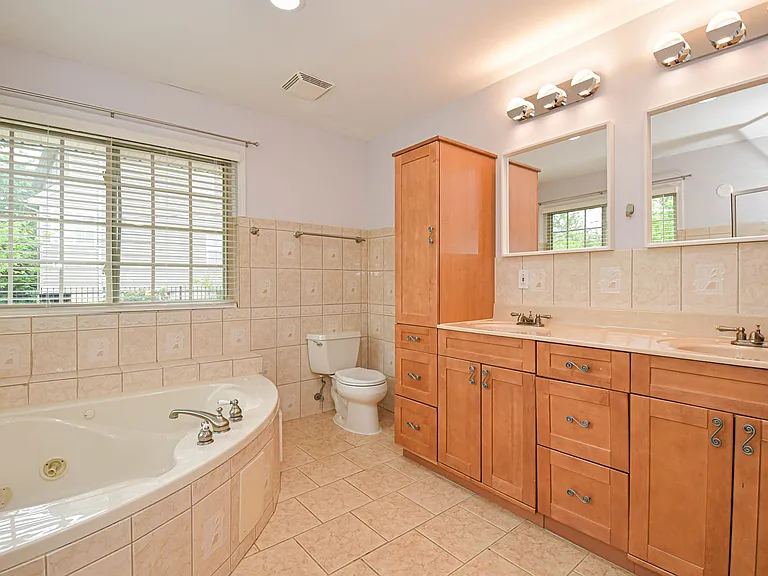 819 Renee Ln — Photo 31