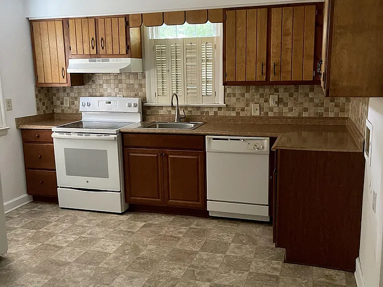 112 Poplar St — Photo 3