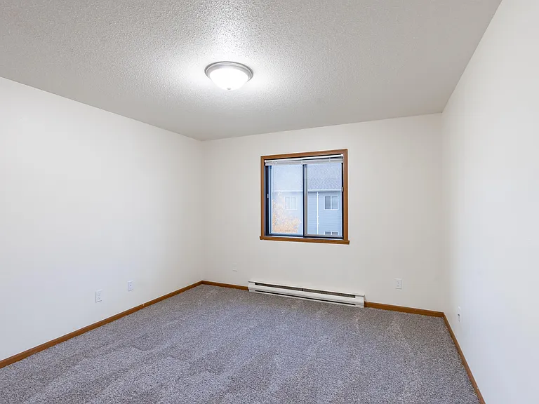 Fargo, ND Flagstone Apartments | 21B | Bedroom