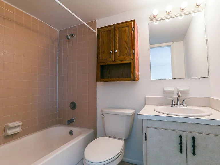 Hamilton House Apartments — Photo 28