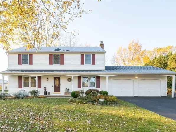 6071 Holly Ln, Farmington, NY 14425