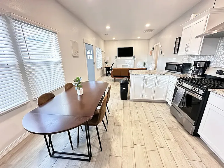 Full Kitchen with Dining Table