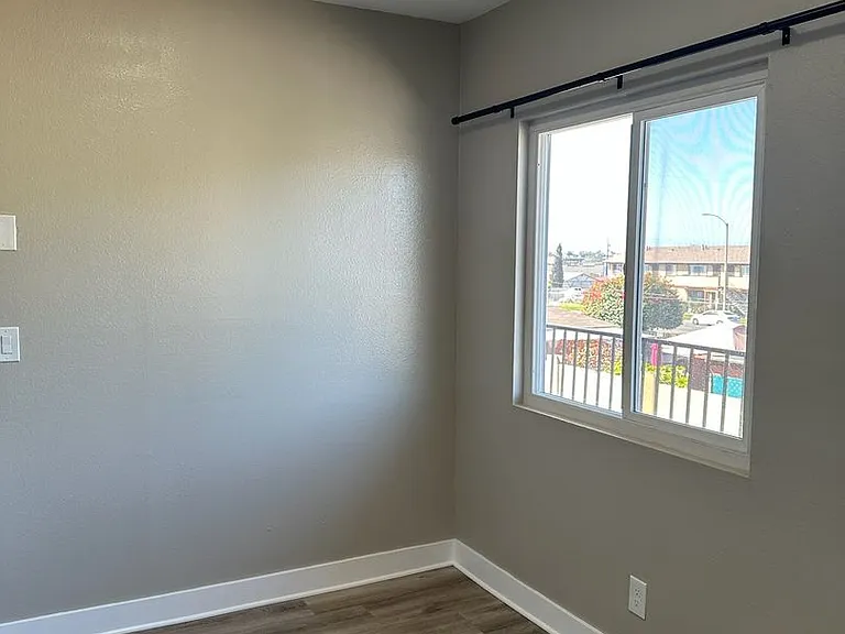 393 Montgomery St — Photo 3
