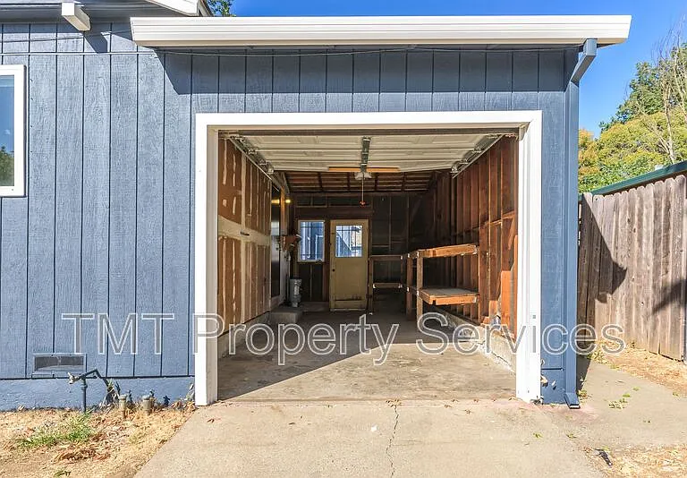 2431 33rd St — Photo 13
