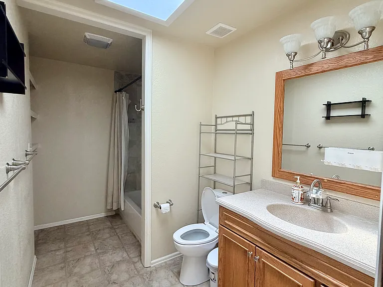 2140 Reynolds St — Photo 8