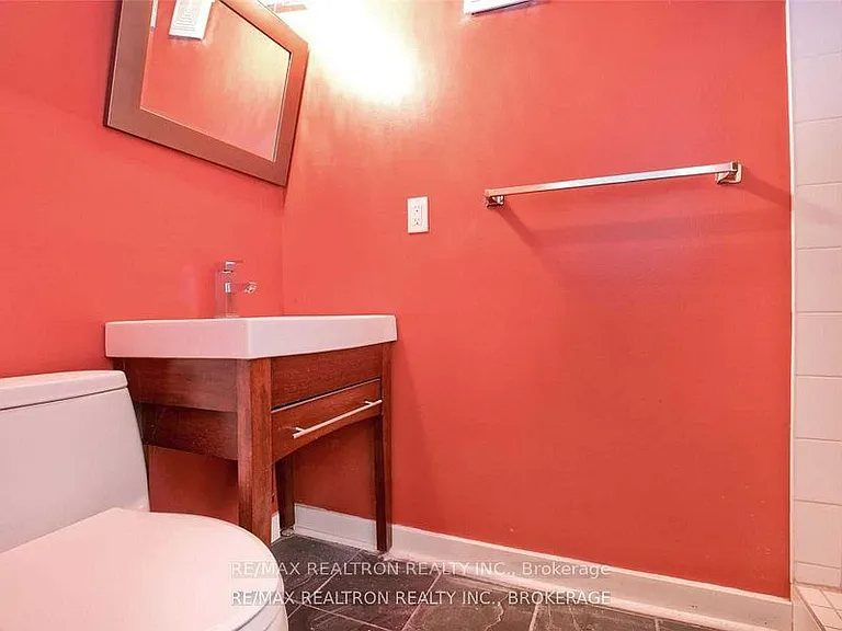 2 Callahan Rd #LOWER — Photo 12