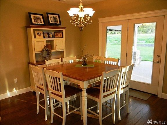 Could be dinner/breakfast or fine dining! Enjoy your coffee with friends or a family feast in this o