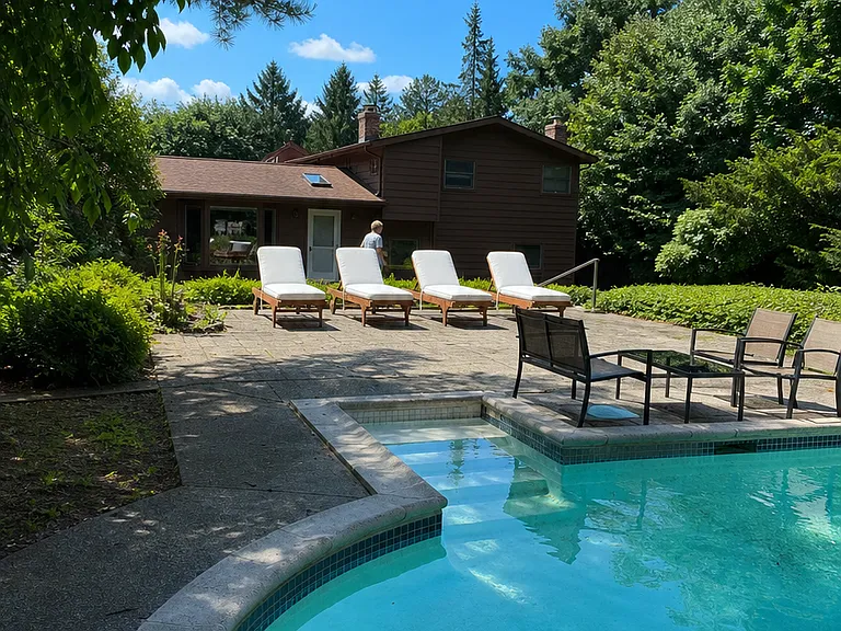 6 Lark Ave — Photo 4