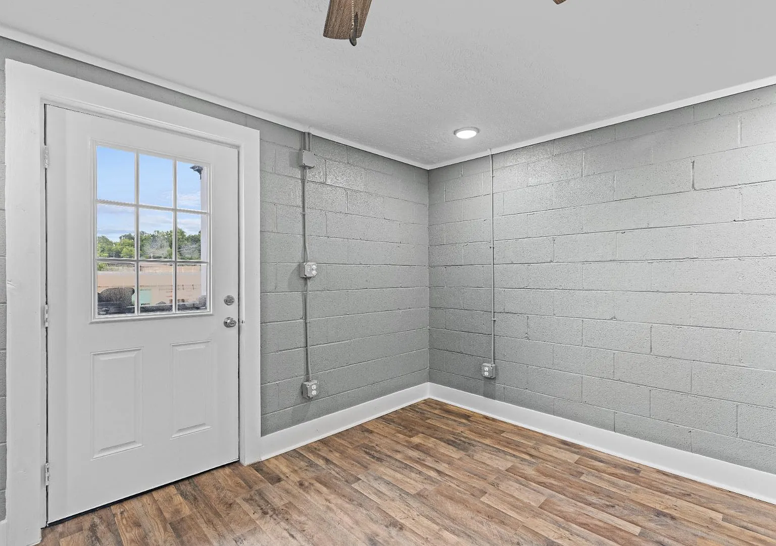 223 E Broadway street - Unit B (Middle) — Photo 3