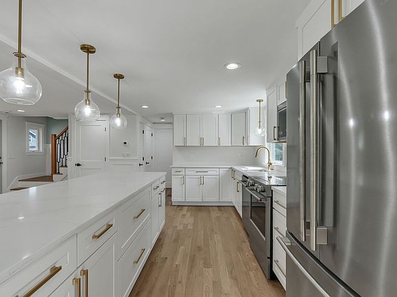4th image of 10 Briggs Ln