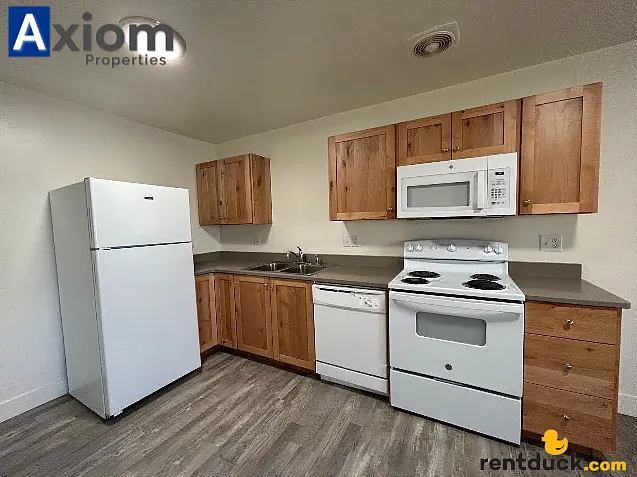 Beautiful 3 bedroom 1 bathroom apartment available now! — Photo 3