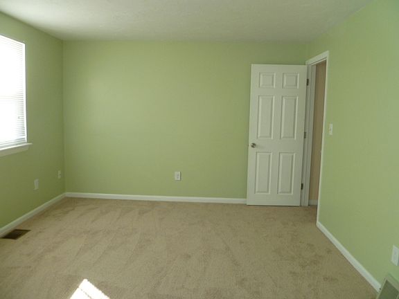 4th image of 18 Patricia Dr
