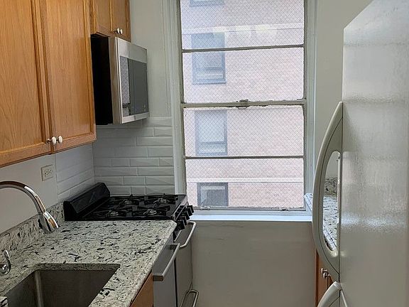 4th image of 225 E 46th St APT 8H