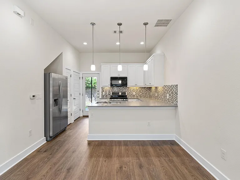 720 Pedernales St #B — Photo 4