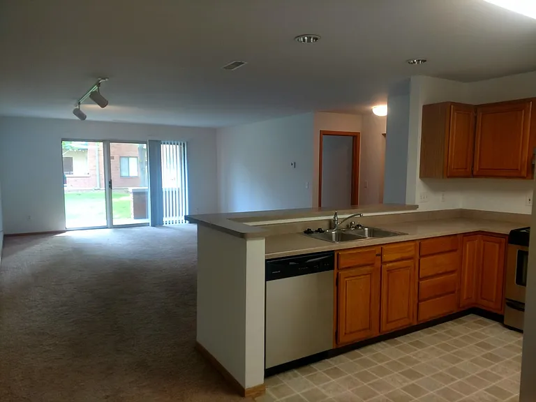 Riverwalk Apartments — Photo 41