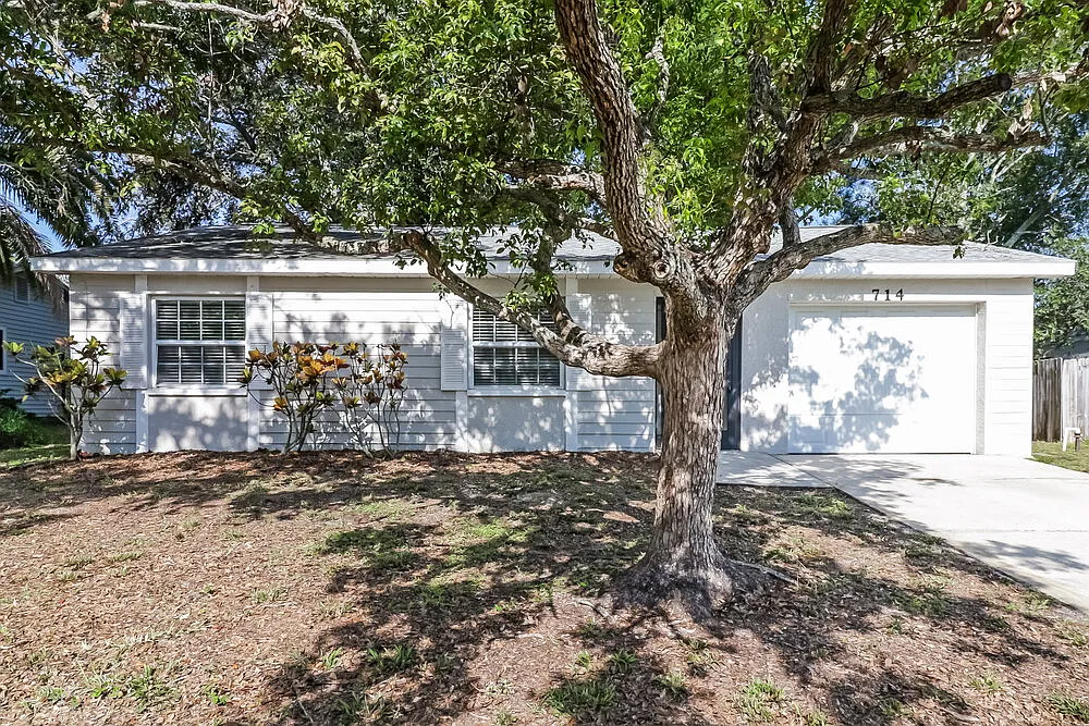 3 bed, 2.0 bath, 1096 sqft, $2,195 — Photo 1