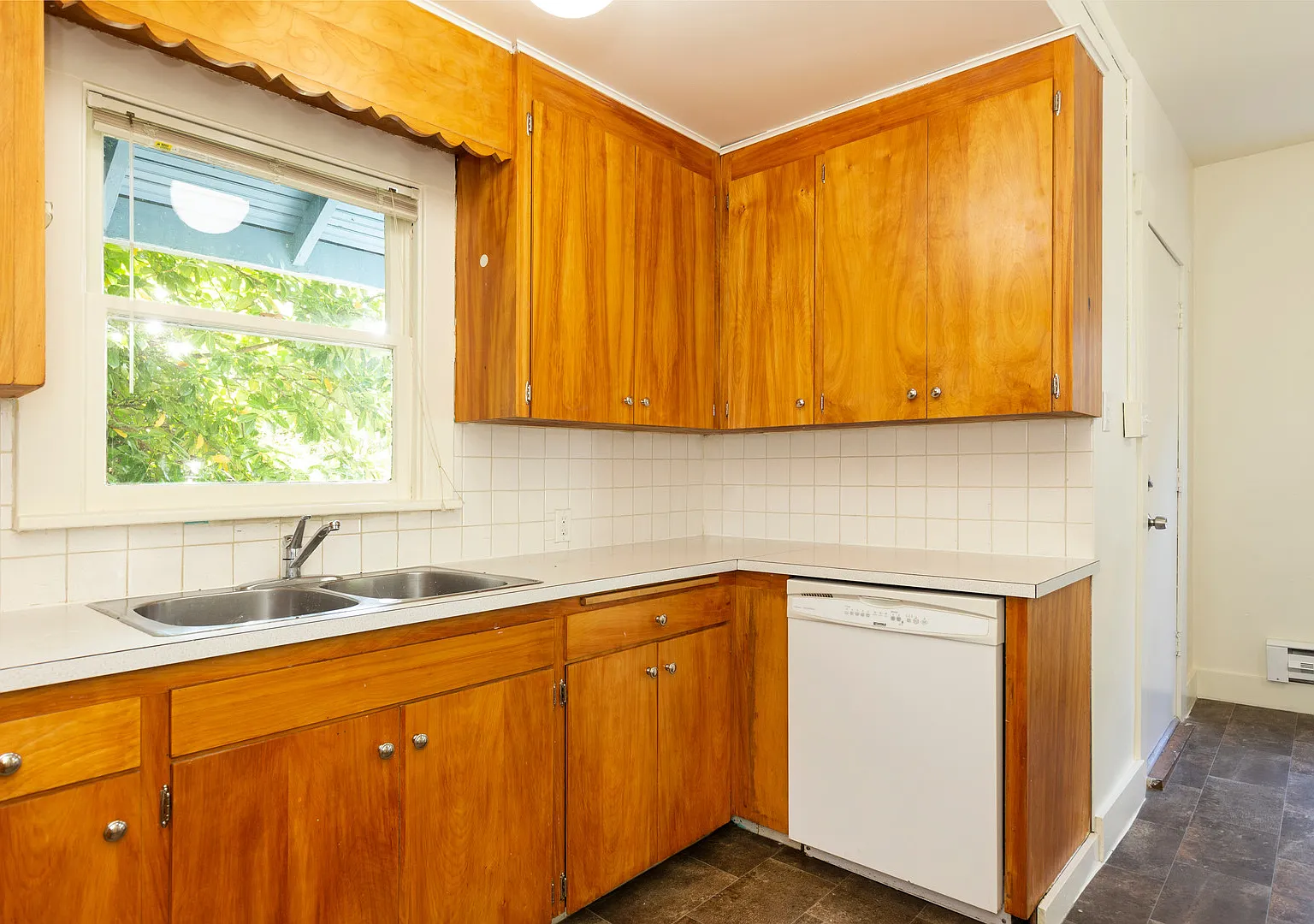 Craftsman House on Quiet Street with Backyard--1 Block to Restaurants — Photo 4