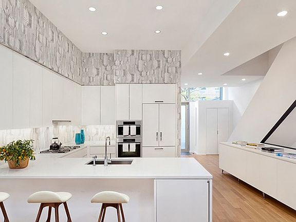 4th image of 425 W 53rd St #Townhouse 17