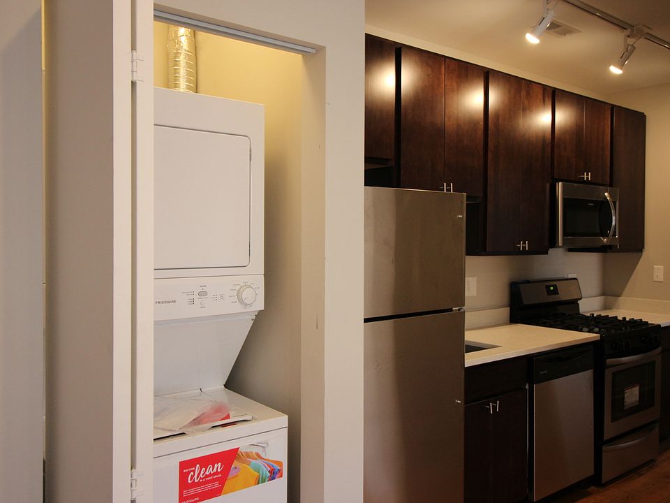 1st image of 3104 W Sunnyside Ave #4