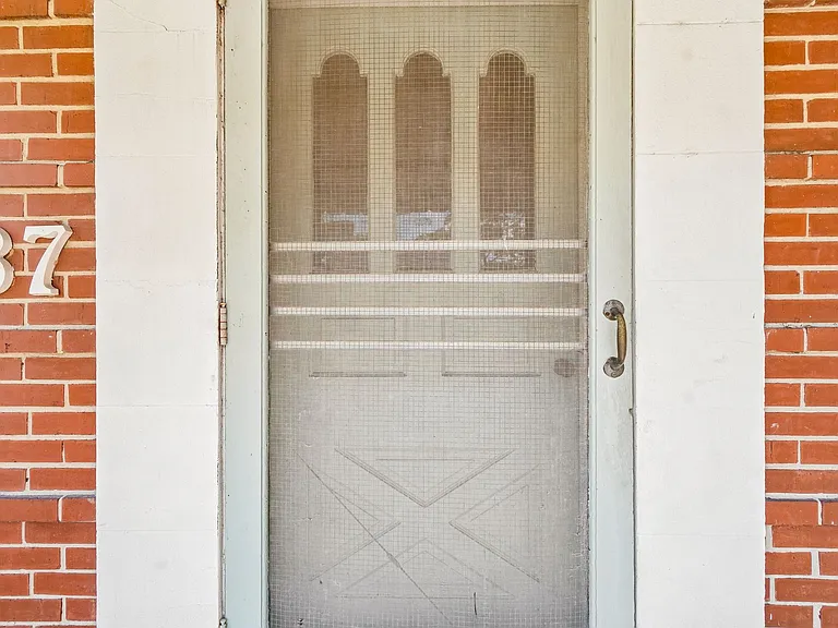 1037 Riviera St — Photo 2