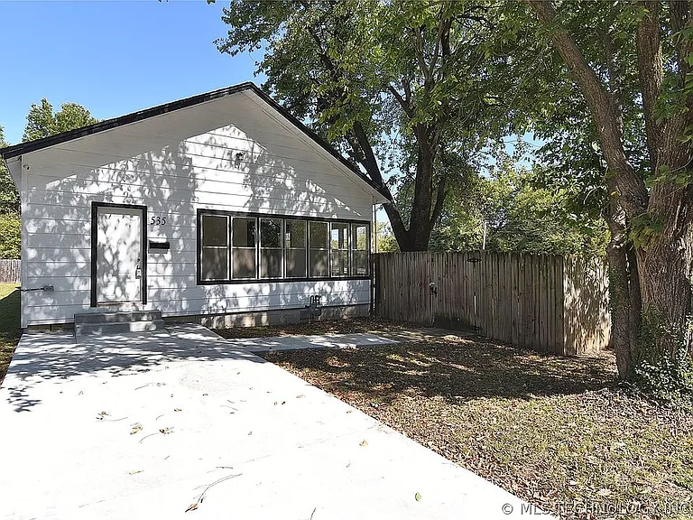 535 E Oak St — Photo 16