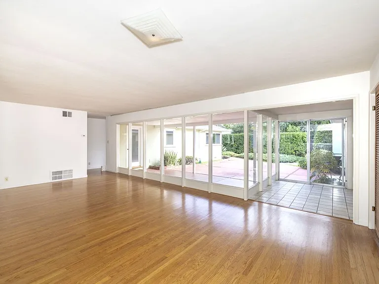 4287 Pomona Ave — Photo 2