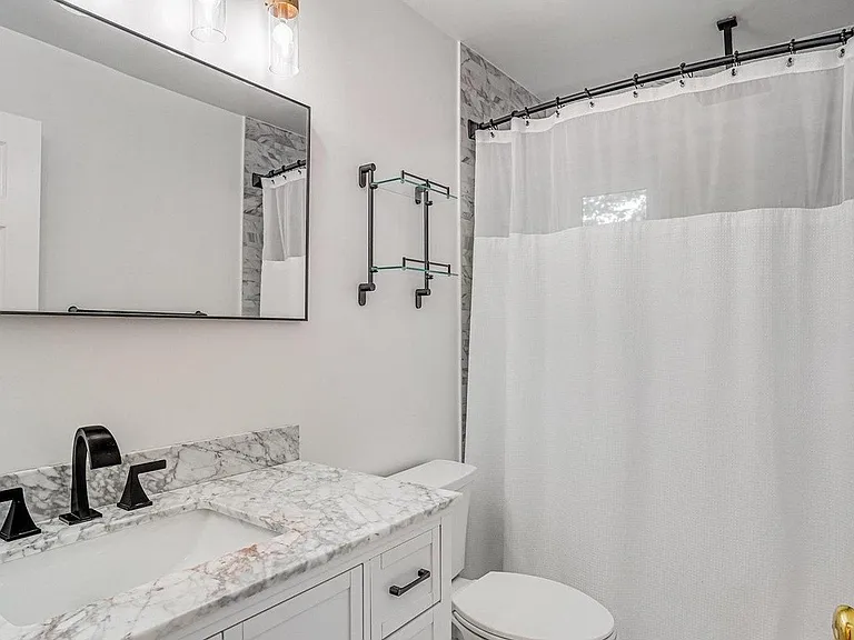 Upper level full bath