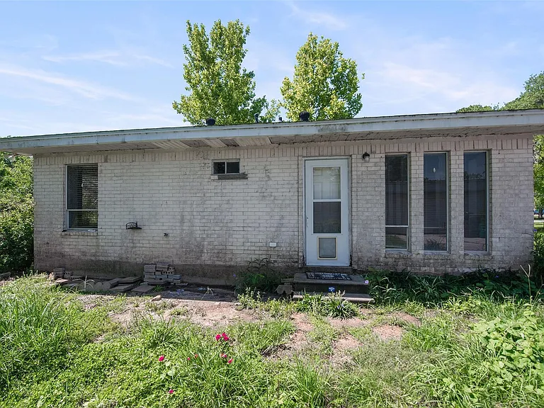 1208 Weyer St — Photo 32