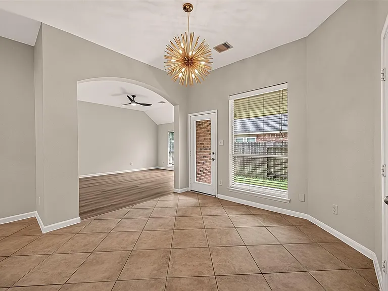 706 Silver Creek Cir — Photo 21