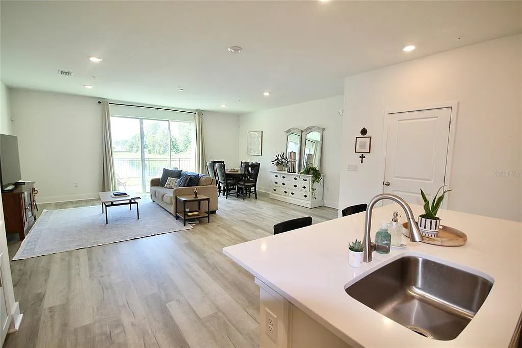 3 bed, 2.5 bath, 1907 sqft, $2,550 — Photo 4