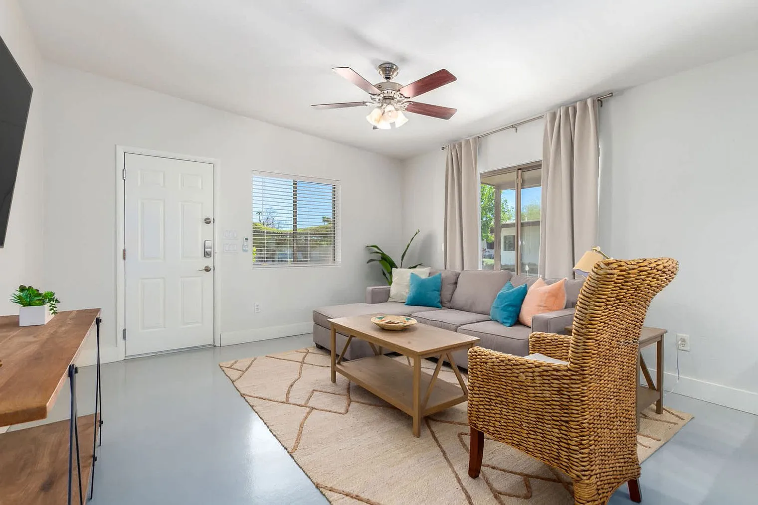 7 bed, 4.0 bath, 4499 sqft, $34,940 — Photo 3
