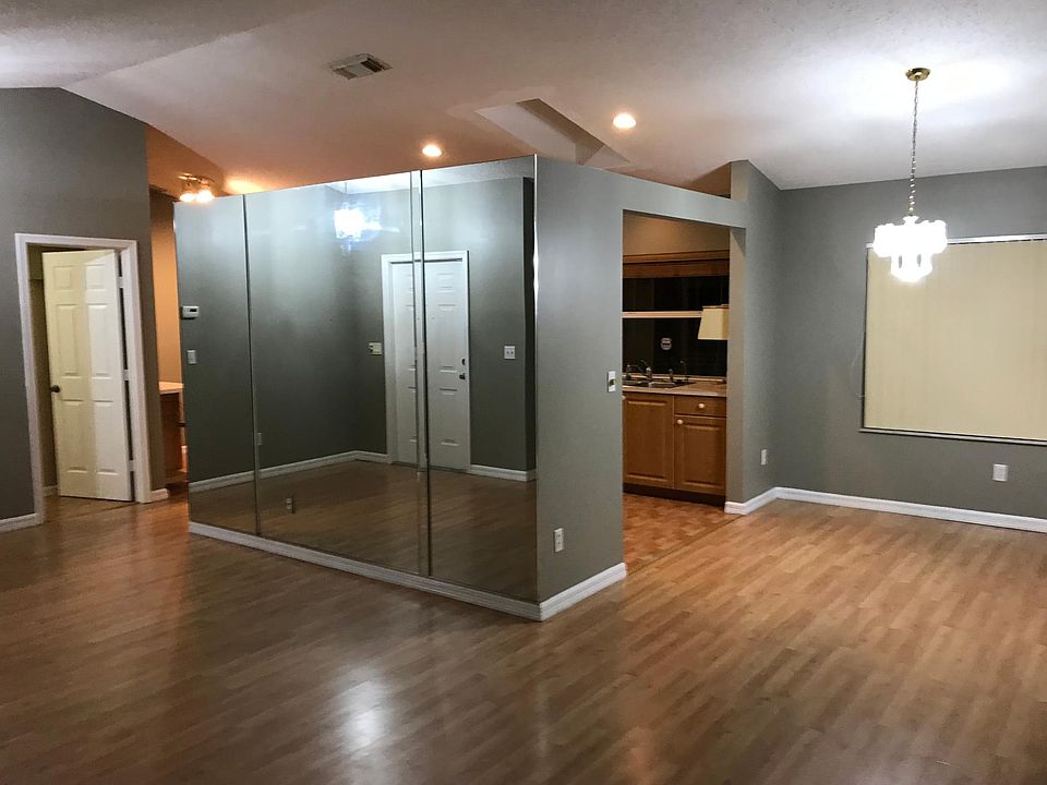 1st image of 301 SW Hollyhock Dr