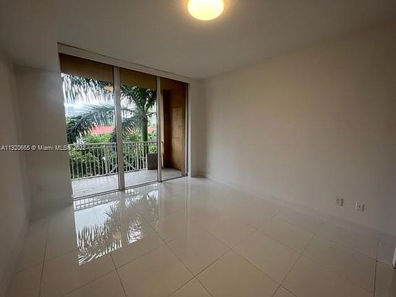 5th image of 3001 NE 185th St APT 321