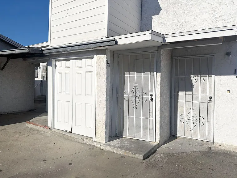 2657 E Monroe St — Photo 16