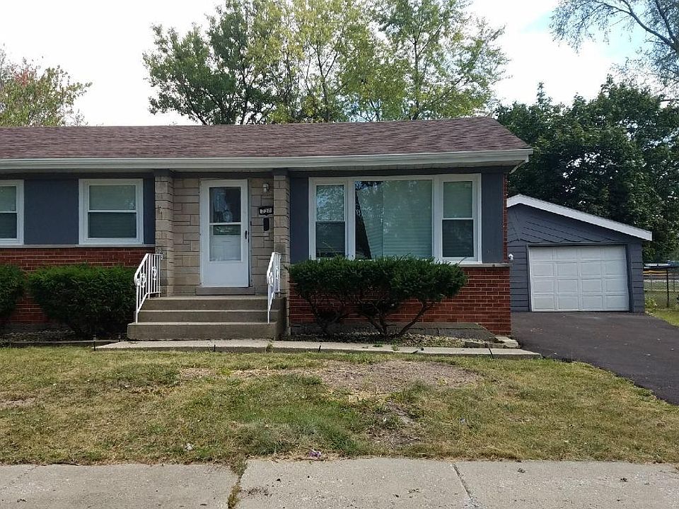 Single family home w/1-car detached garage