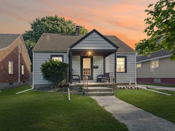 660 1st St, Crete, IL 60417
