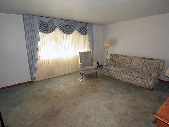 3rd image of 708 Sherwood Cir