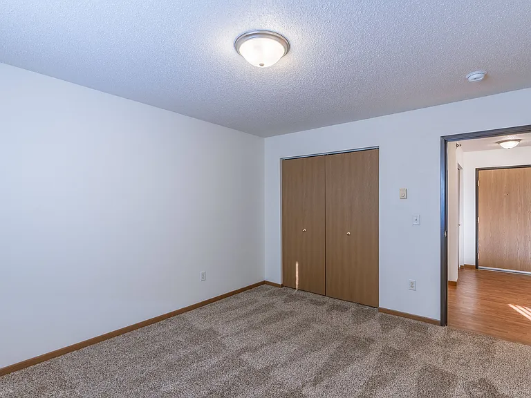 Fargo, ND Lake Crest Apartments | Bedroom