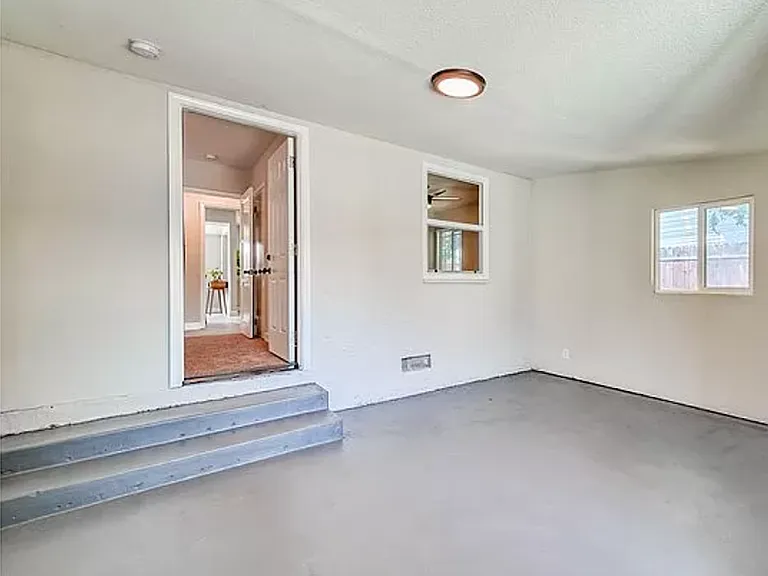 707 W 10th St — Photo 11