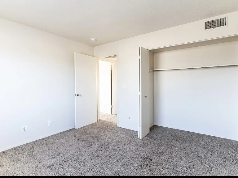 2700 W Forrest Hill Ave — Photo 8