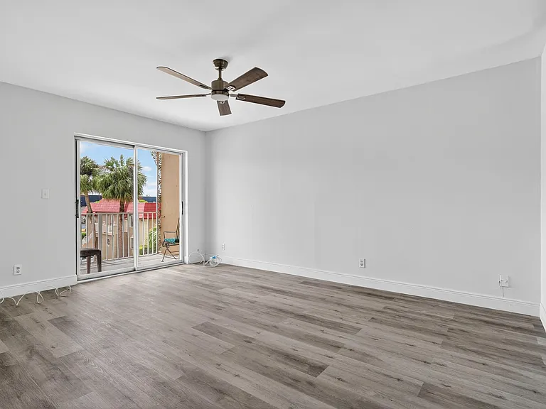 495 SE 8th St #242 — Photo 21