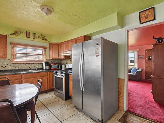 5th image of 16028 Richmond Ave