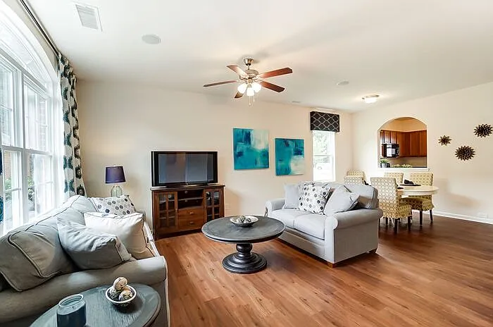 2 bed, 2.5 bath, 1320 sqft, $1,624 — Photo 4
