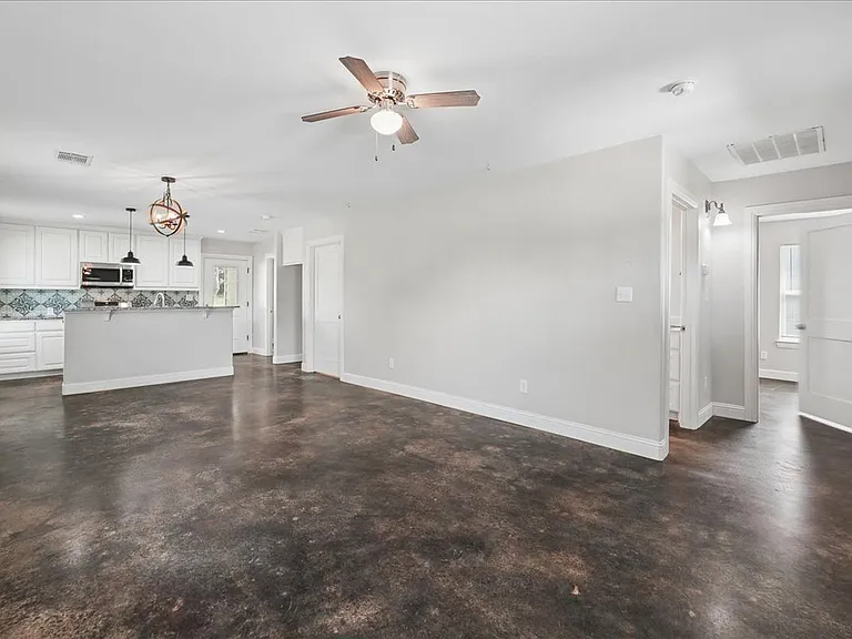 501 E Day St — Photo 9