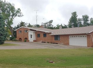 305 Point Dr, Great Bend, KS 67530