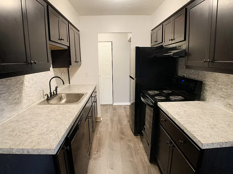 Crown Pointe Apartments — Photo 5
