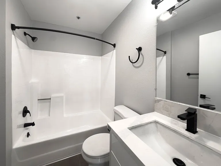 1400 Venice Blvd.- Modern Living in the Heart of Venice Renovated 2 Bedroom Units — Photo 11