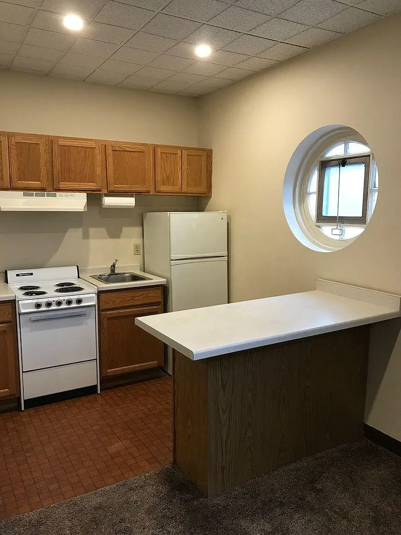 Cass Street Apartments — Photo 1